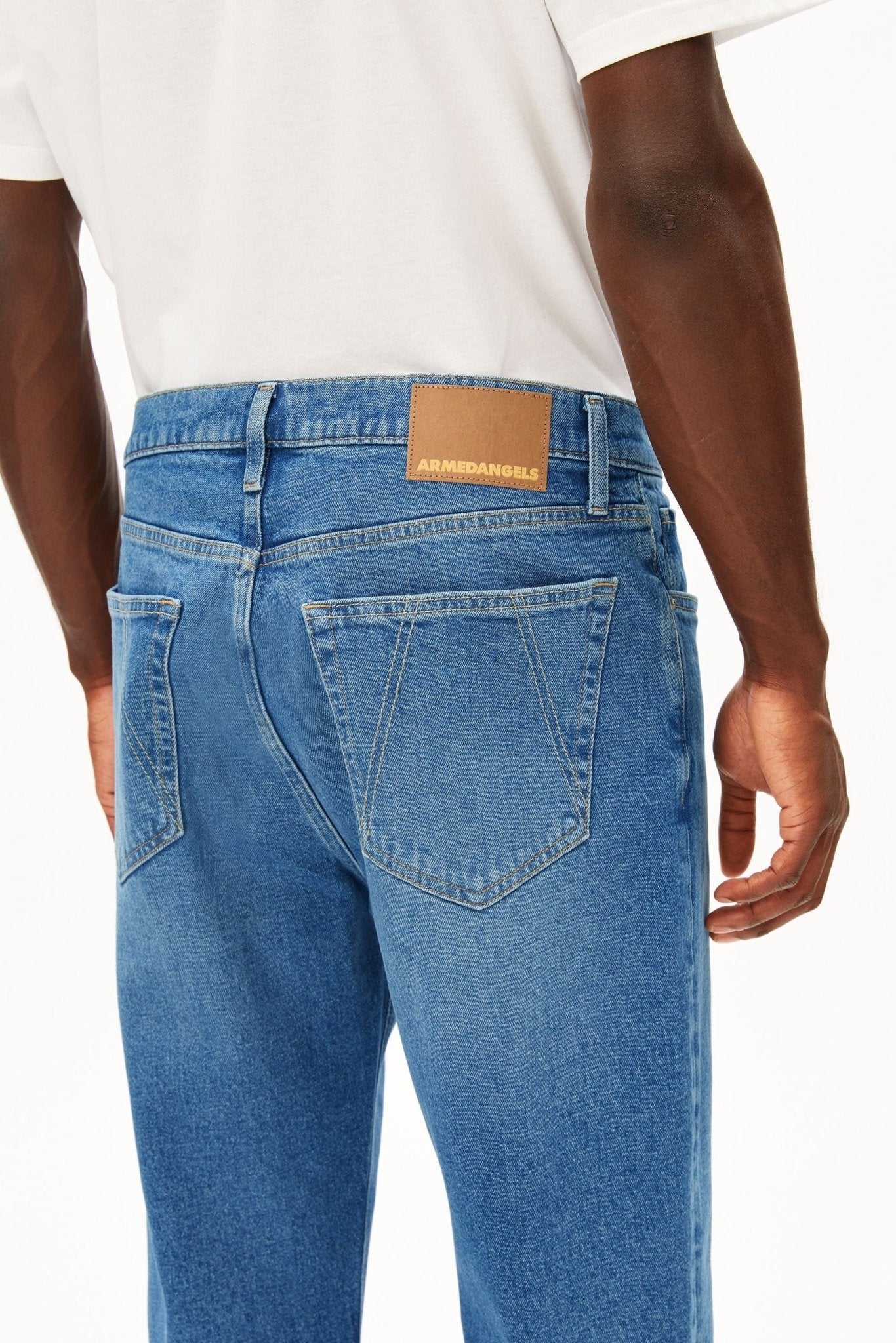 ARMEDANGELS-Maakx Relaxed Tapered Jean-Orkla-BACKYARD