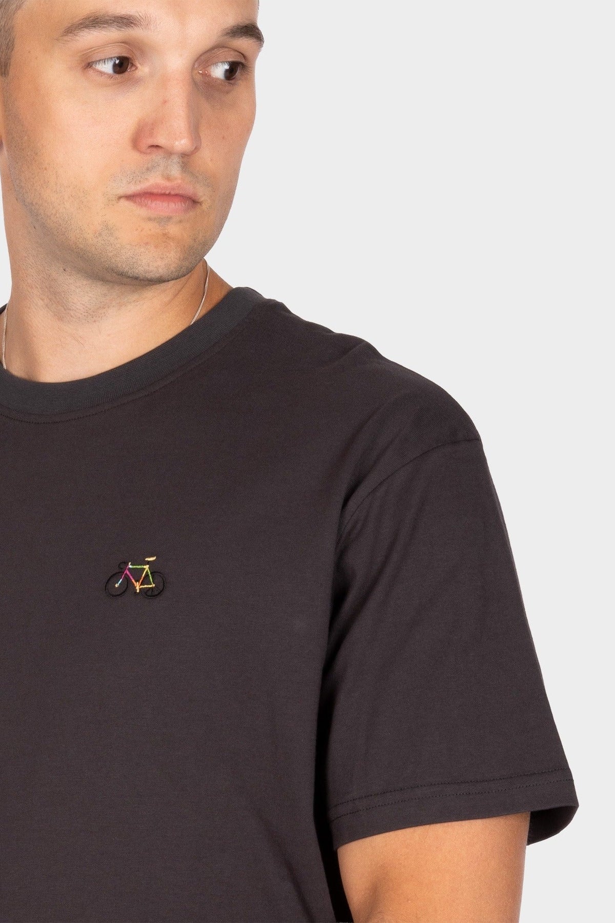 IRIEDAILY-Peaceride Emb Tee-Coal-BACKYARD