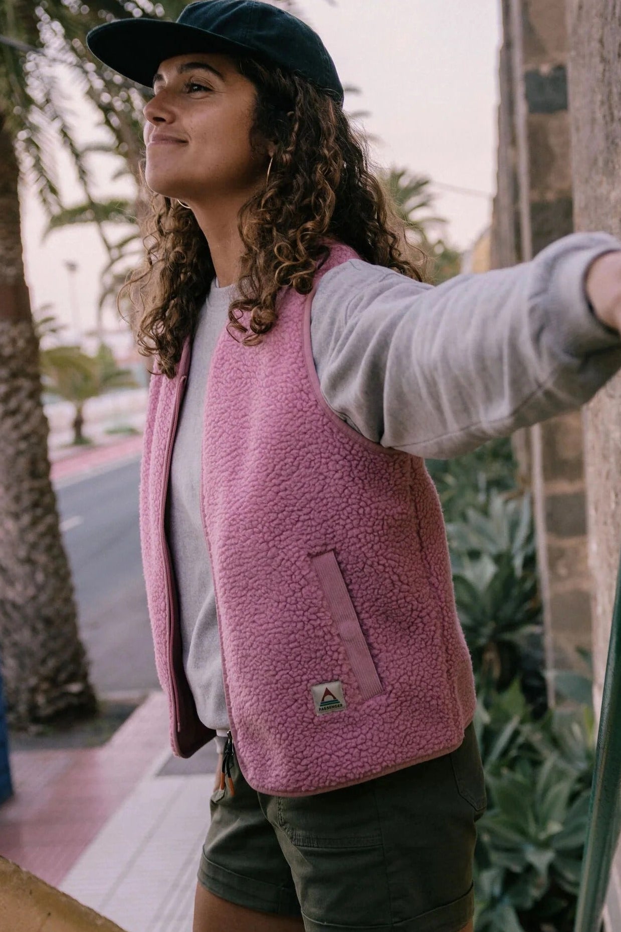 PASSENGER - Tawny Collarless Deep - Pile Sherpa Gilet 2.0 - Pink Haze - BACKYARD