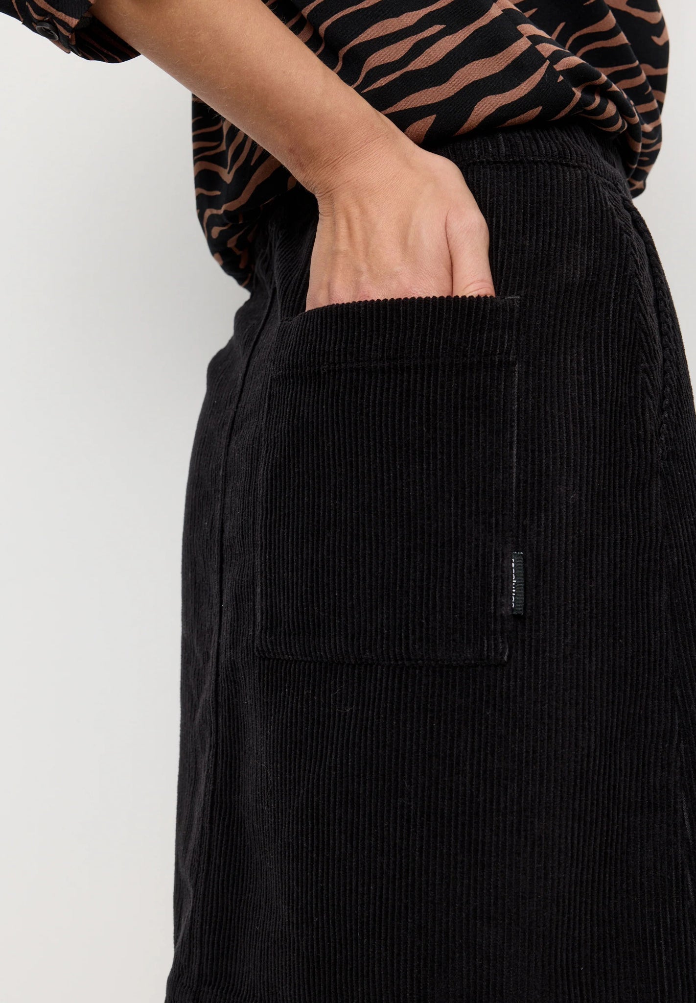 RECOLUTION - Wisteria - Black - BACKYARD