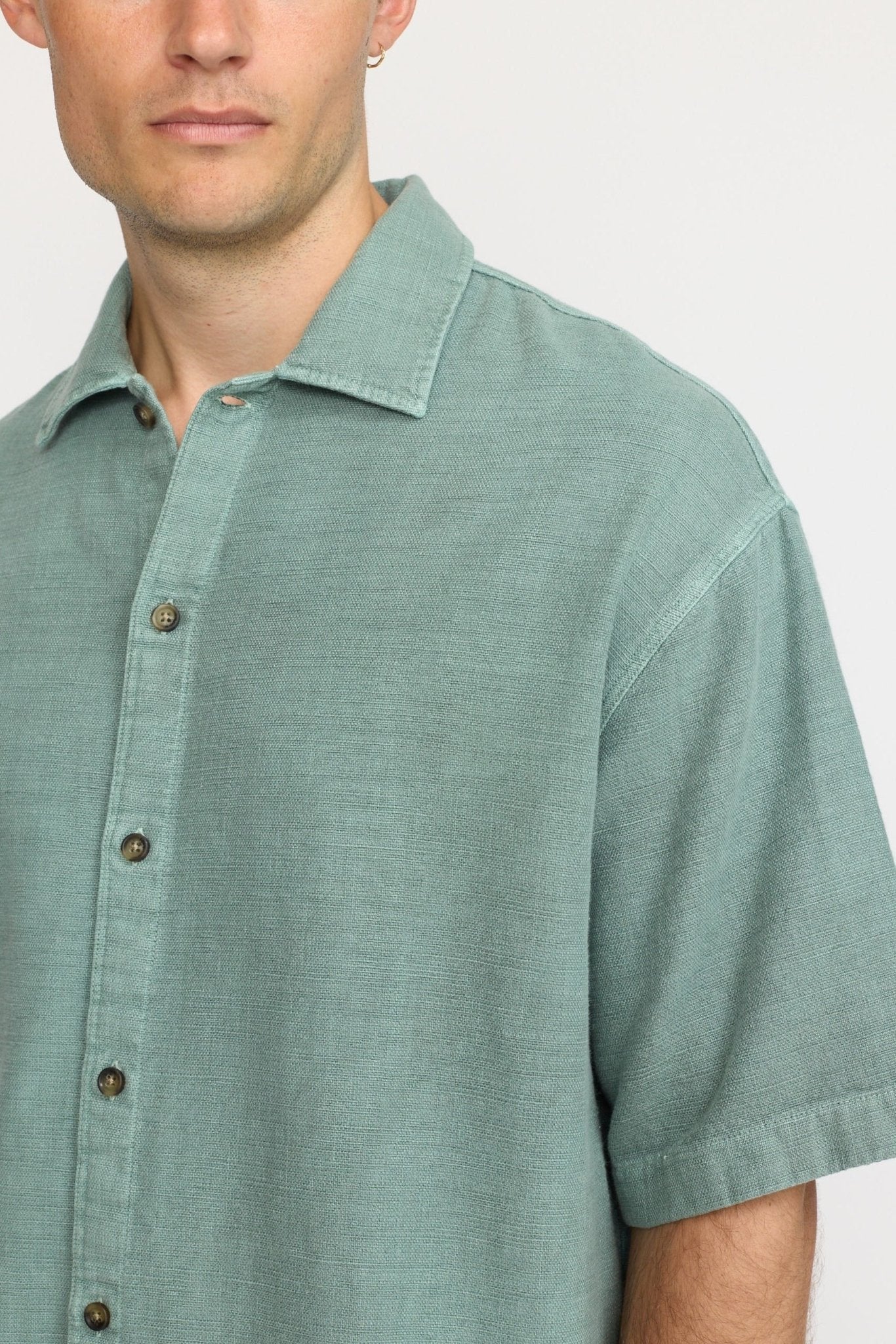 REVOLUTION - 3153 Oversize Short Sleeved Shirt - Dustgreen - BACKYARD