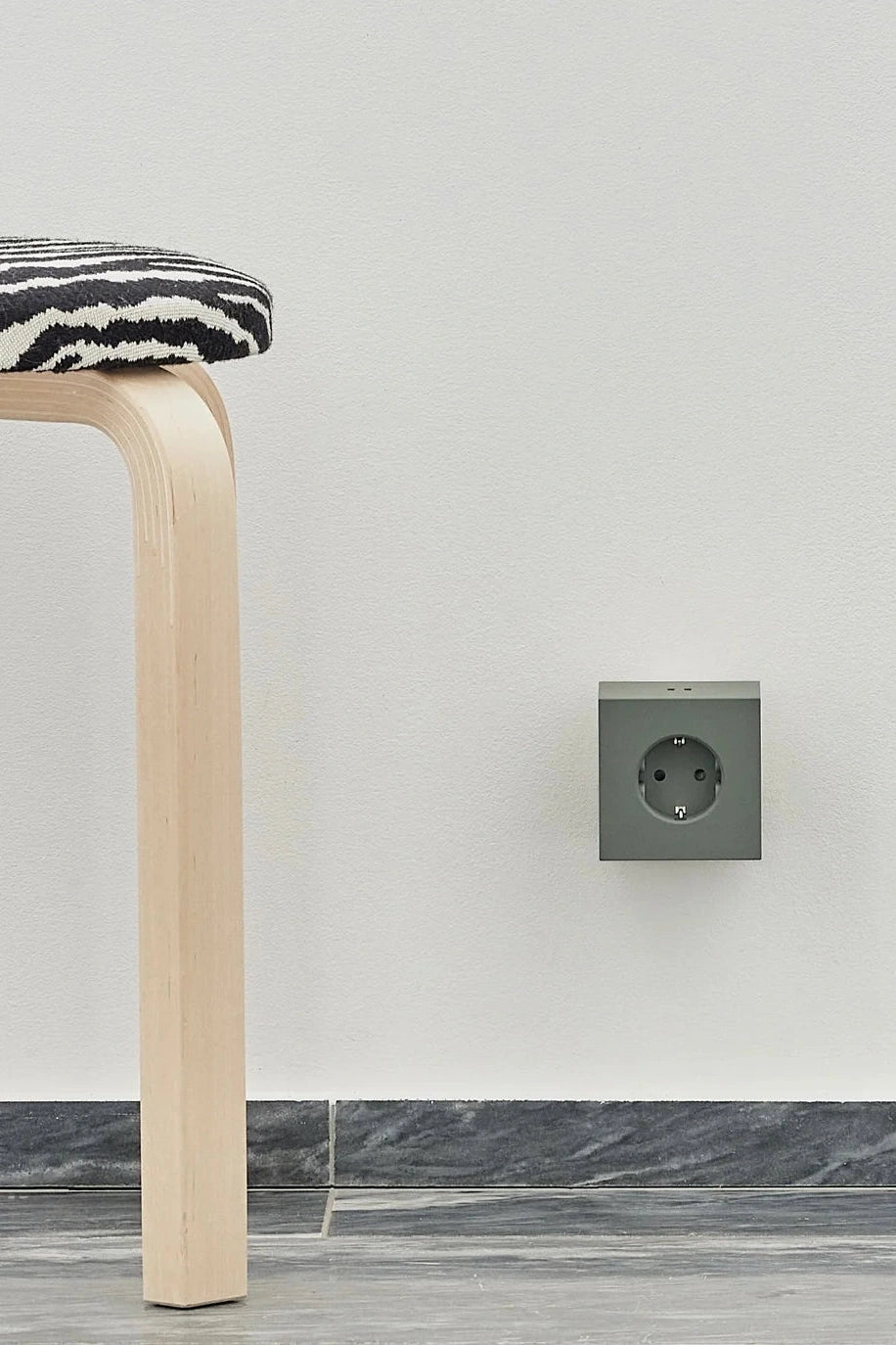 AVOLT - Square 2 - Oak Green - BACKYARD