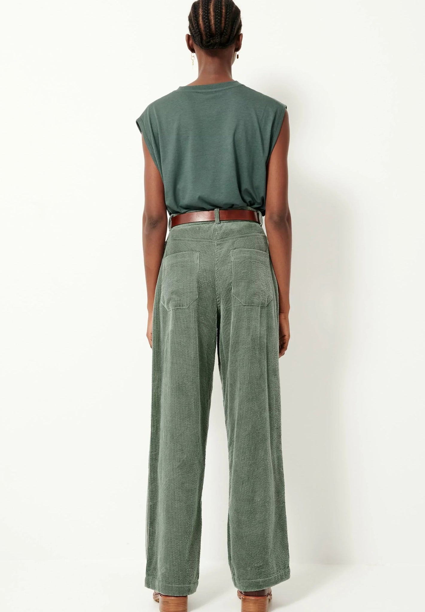 SESSUN - Insta Hello - Misty Jade - BACKYARD