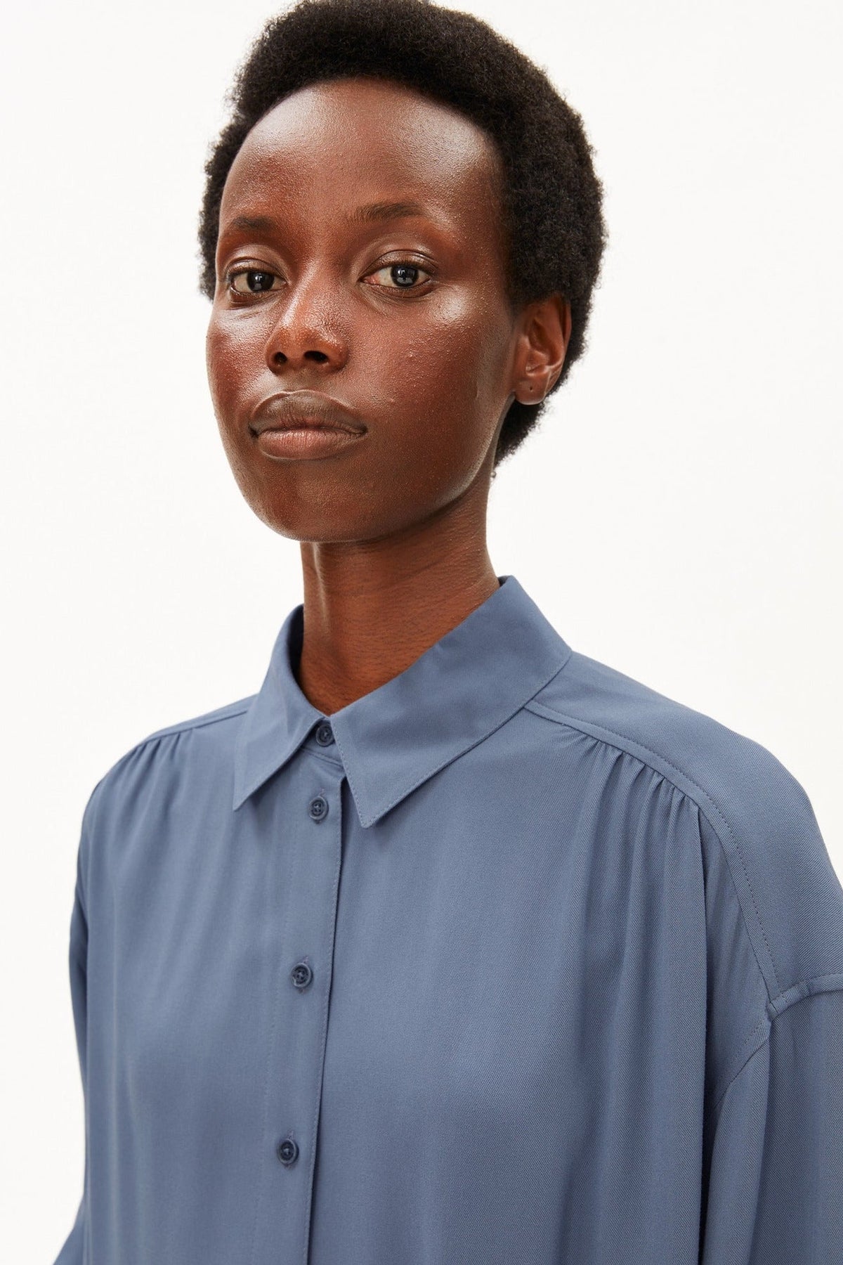 ARMEDANGELS-Efinaraa Ecovero Blouse-Dusty Moon-BACKYARD