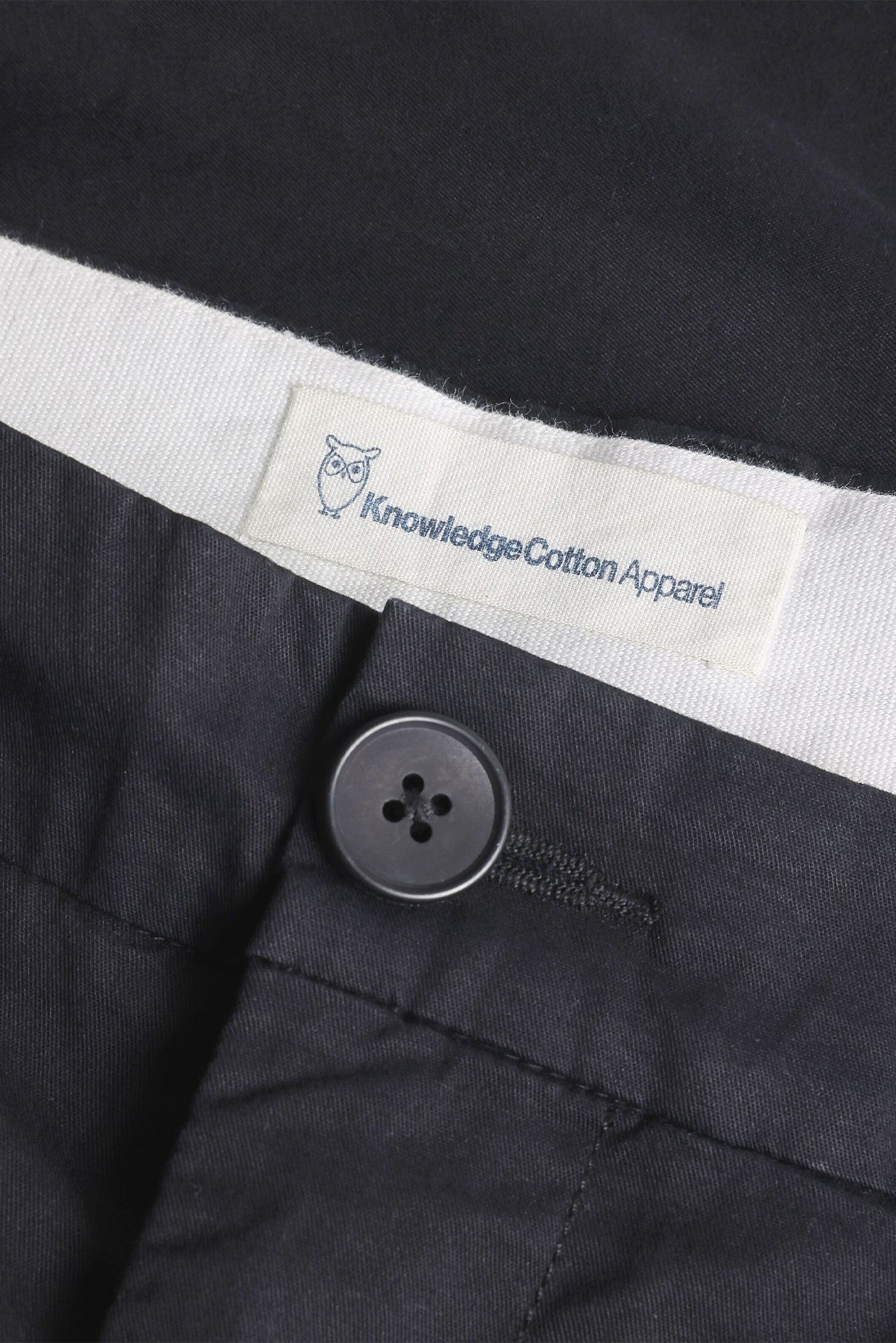 KNOWLEDGE COTTON - Chuck Regular Chino Poplin Shorts - Black Jet - BACKYARD