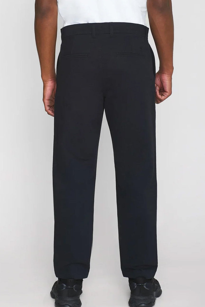 KNOWLEDGE COTTON - Chuck Regular Chino Twill Pants - Black Jet - BACKYARD
