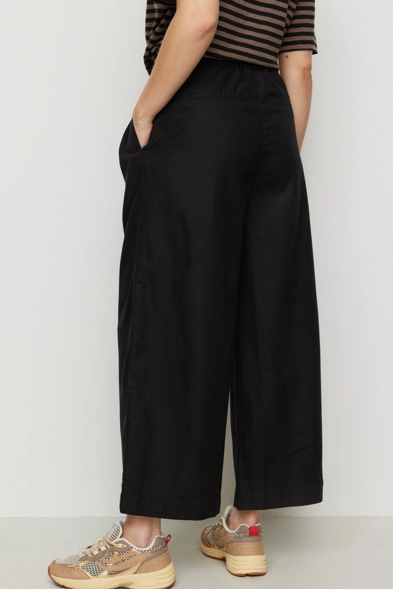 RECOLUTION-Ambrosia-Black-BACKYARD