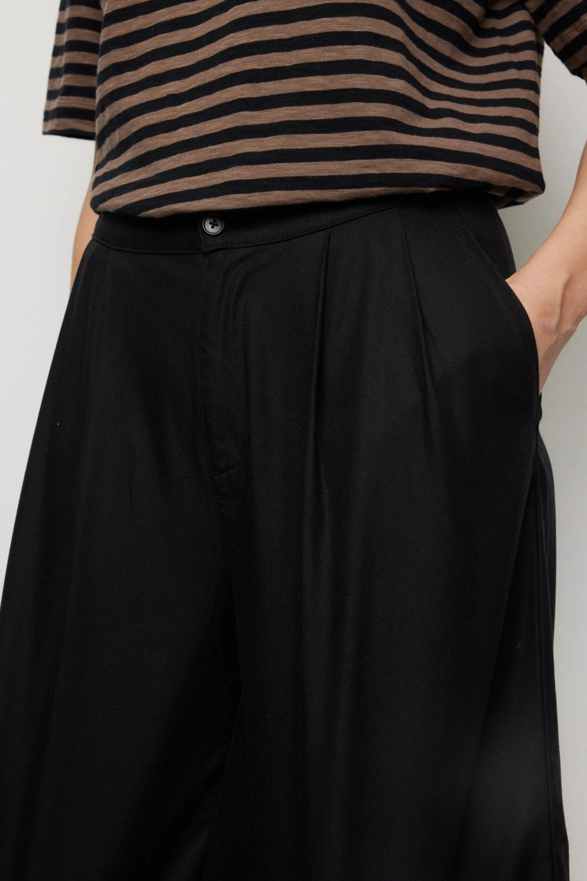 RECOLUTION-Ambrosia-Black-BACKYARD