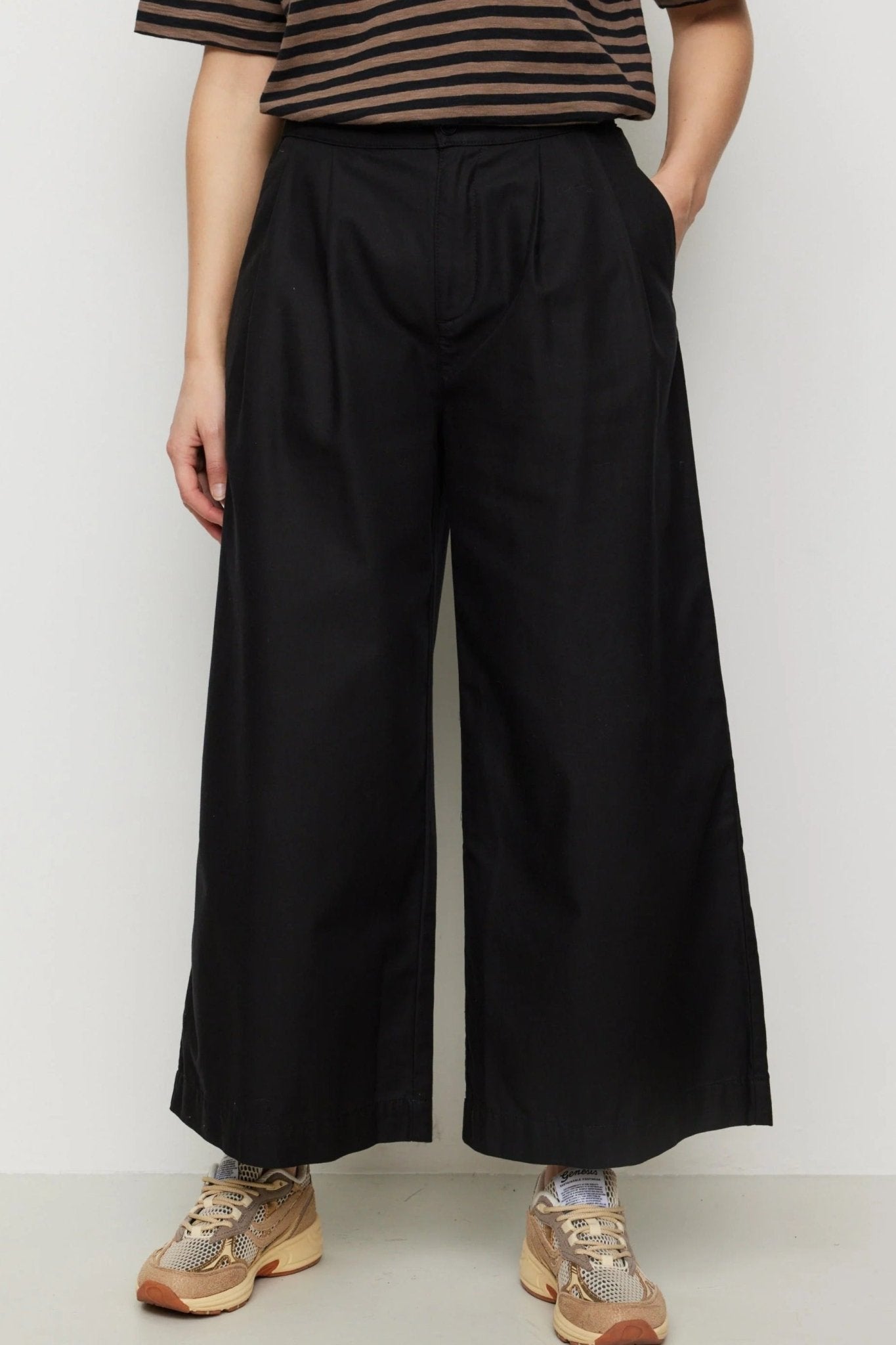 RECOLUTION-Ambrosia-Black-BACKYARD