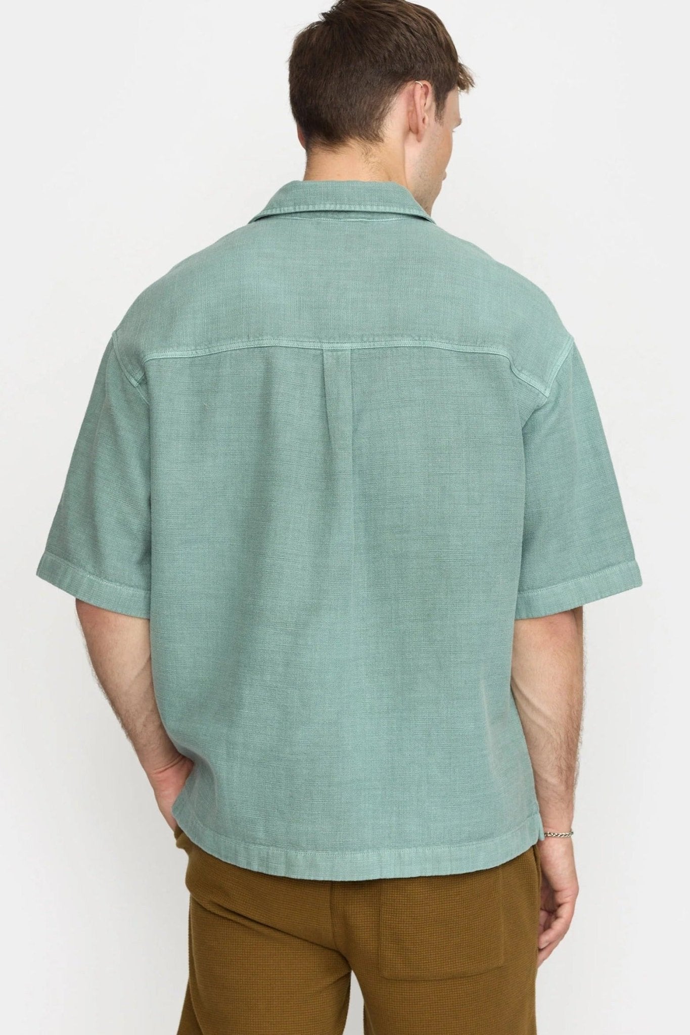 REVOLUTION - 3153 Oversize Short Sleeved Shirt - Dustgreen - BACKYARD