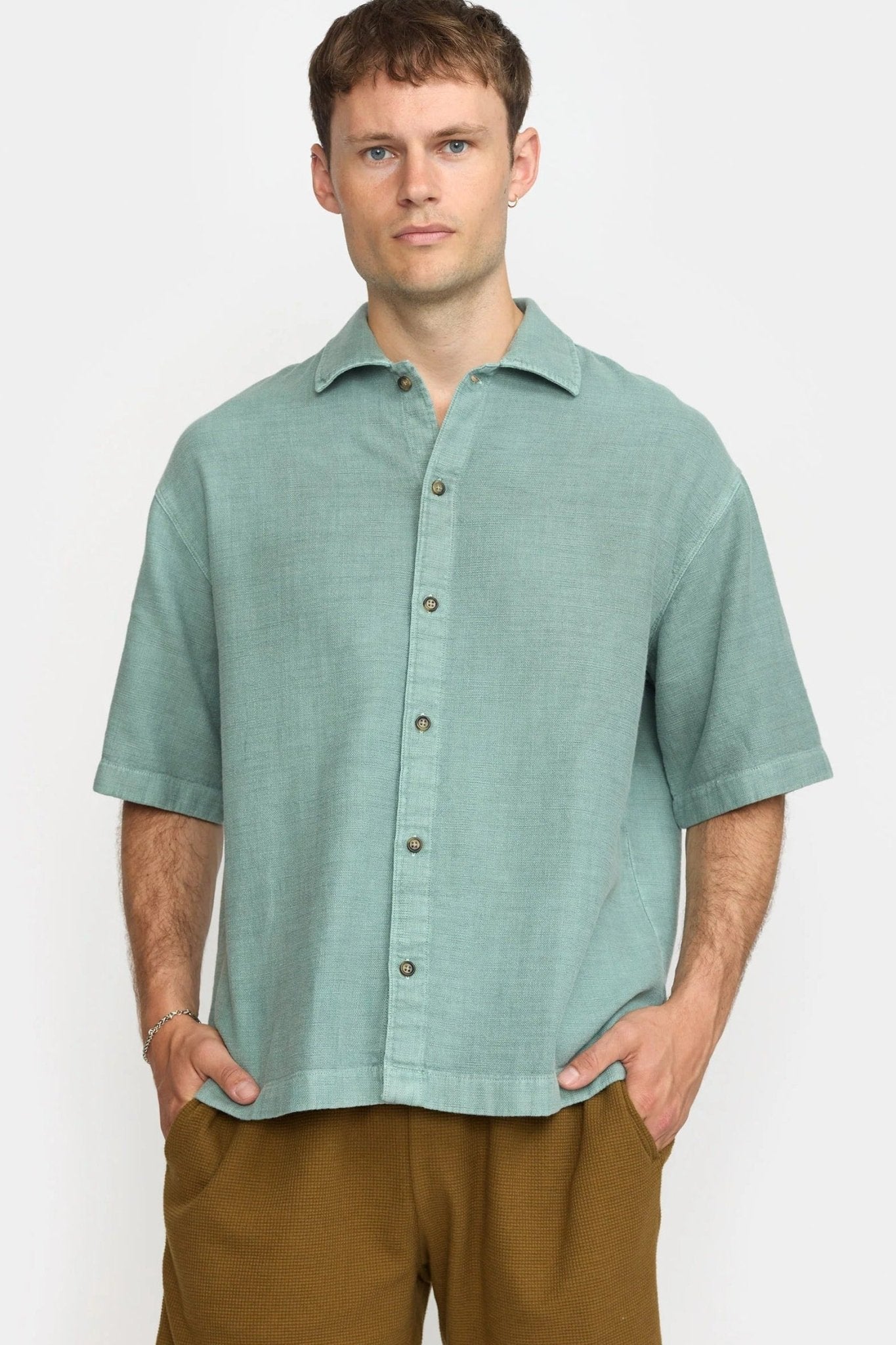 REVOLUTION - 3153 Oversize Short Sleeved Shirt - Dustgreen - BACKYARD