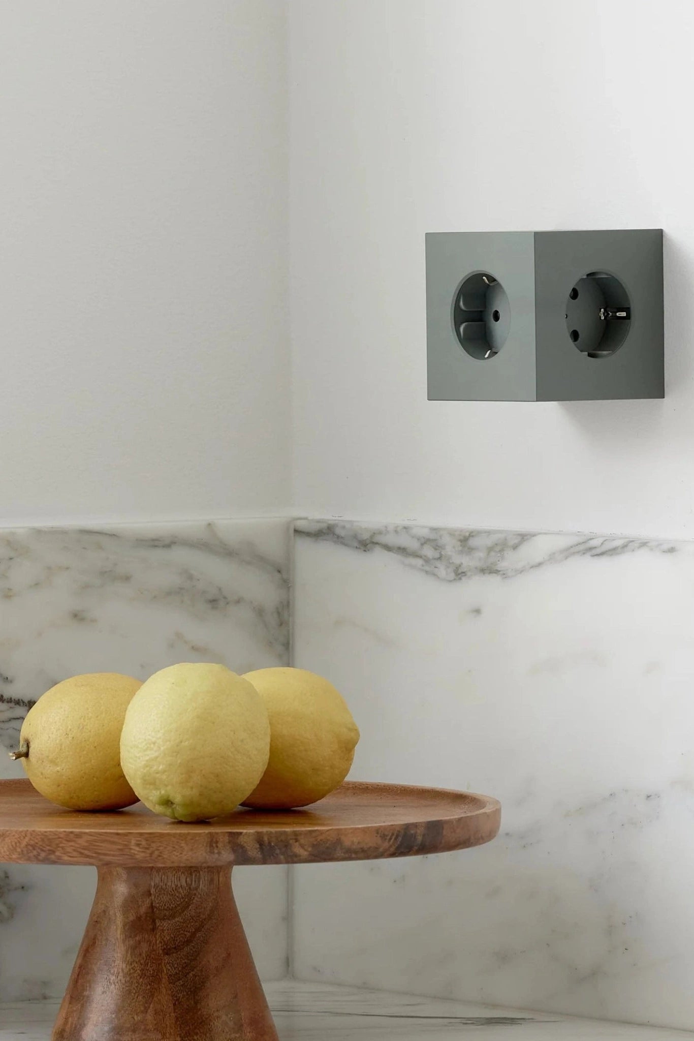 AVOLT - Square 2 - Oak Green - BACKYARD