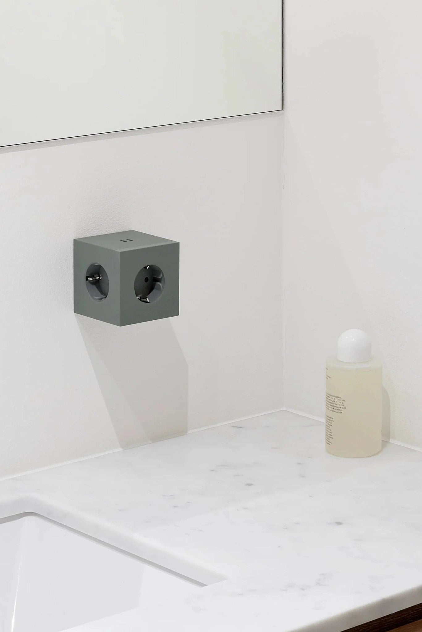 AVOLT - Square 2 - Oak Green - BACKYARD